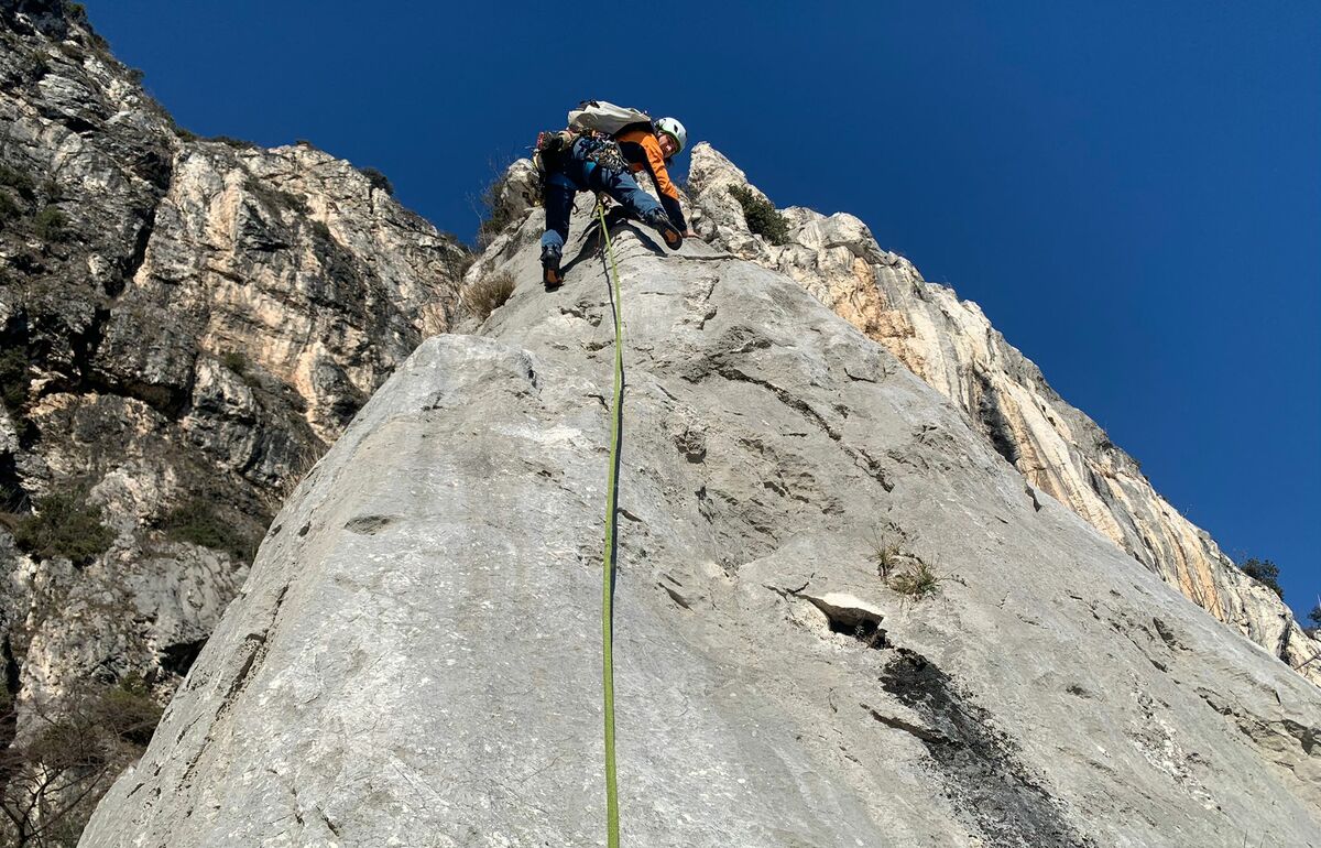 Basic multipitch climbing course 